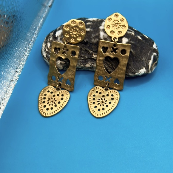 Vintage Avon heart earrings - Picture 2 of 4